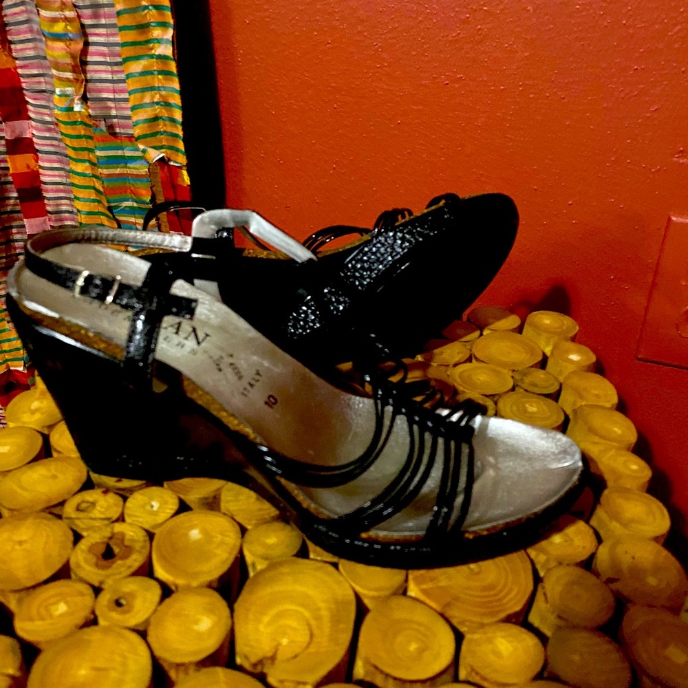 Black wedges